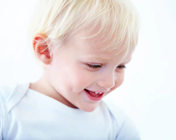 Lleno de curiosidad y asombro. Un disparo de un niño sonriente. — Foto de Stock