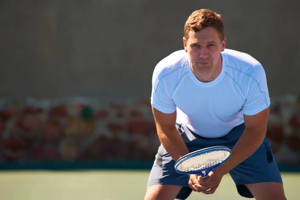 Préparé à gagner. Tournage d'un homme jouant au tennis. — Photo