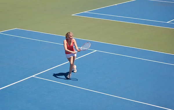 Gagner le match. Femme jouant au tennis sur le court de tennis. — Photo