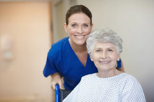 Montrant à ses patients le plus grand soin. Portrait d'une infirmière et d'un patient âgé. — Photo