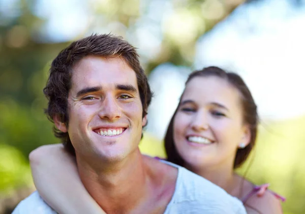 El mejor momento de nuestras vidas. Tiro de una pareja juguetona en el parque. —  Fotos de Stock