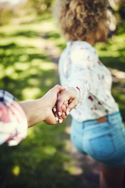 Voglio mostrarti un posto. Ritagliato colpo di una giovane donna tirando il suo ragazzo per mano. — Foto Stock