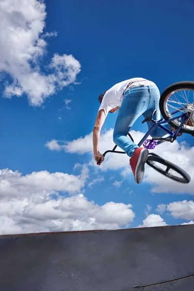 Oefenen voor de x-games. Rearview shot van een tiener jongen rijden een BMX op een skatepark. — Stockfoto
