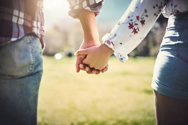 Я хочу, чтобы ты всегда была со мной. Обрезанный снимок неузнаваемой пары, держащейся за руки на улице. — стоковое фото