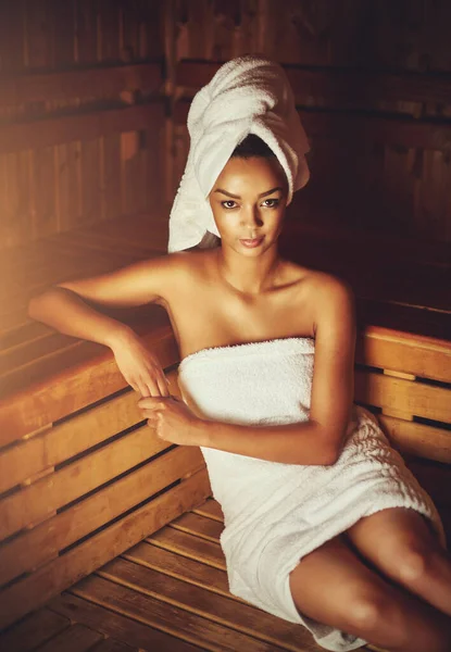 Spokojny czas w saunie. Portret młodej kobiety relaksującej się w saunie w spa. — Zdjęcie stockowe