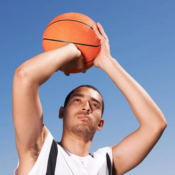Eu alcanço o céu. Um jovem jogador de basquete preparando um tiro. — Fotografia de Stock