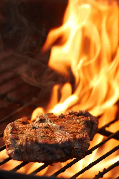 De rook smaak van de zomer. Closeup van een smakelijke steak kokend op een vuur. — Stockfoto