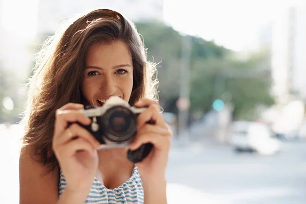 Fare foto a tutto in vacanza. Colpo ritagliato di una giovane donna attraente in un ambiente urbano. — Foto Stock