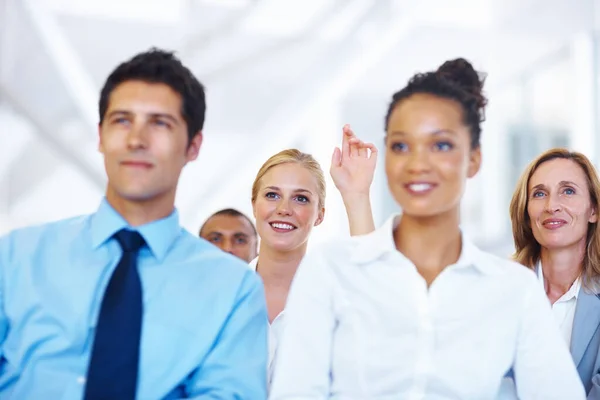 Ho una domanda. Ritratto di donna d'affari che alza la mano per porre domande durante il seminario. — Foto Stock