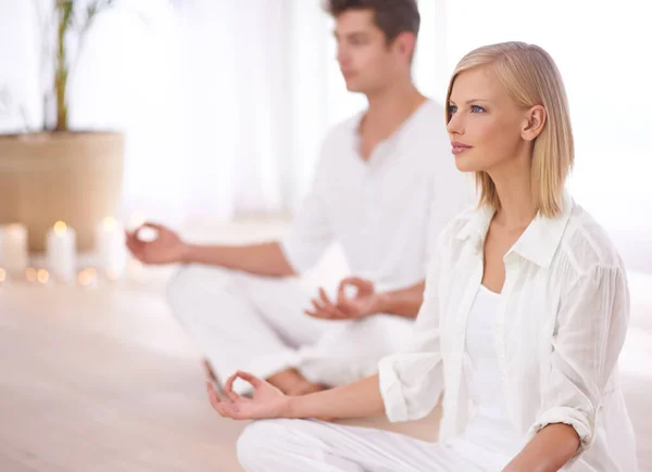 Aydınlanmaya giden yolda iki kişi yoga stüdyosunda lotus pozisyonunda oturuyor.. — Stok fotoğraf