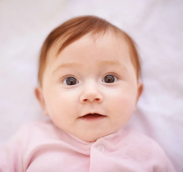 Ela é um tesouro. Tiro de uma menina adorável com cabelo vermelho. — Fotografia de Stock