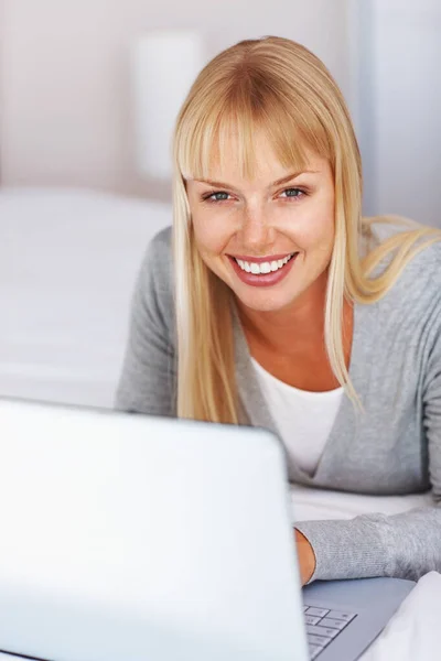 Jovem mulher a trabalhar no portátil. Estudante universitário muito jovem trabalhando no laptop e sorrindo. — Fotografia de Stock