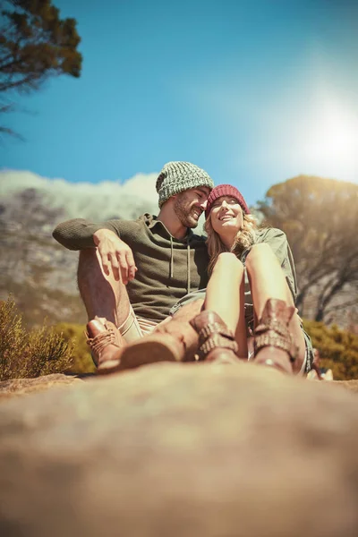Líbí se jim tady být. Shot of a affectionate young couple taking a break while hiking. — Stock fotografie