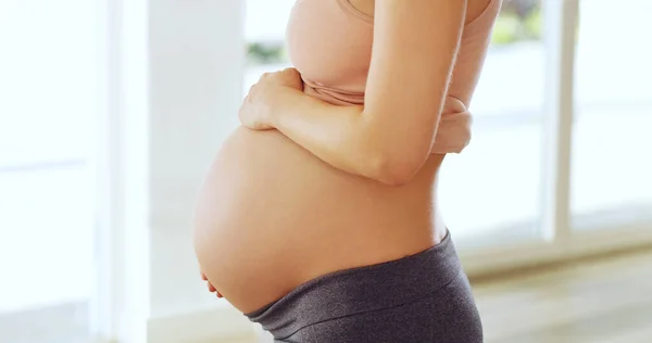 Jag är kär i ett barn jag inte träffat än. Skjuten av en gravid kvinna som håller sin mage hemma. — Stockfoto