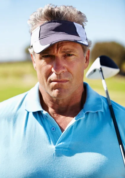Jag menar allvar med golf. Huvud och axlar porträtt av en mogen golfare med sin klubb över axeln. — Stockfoto