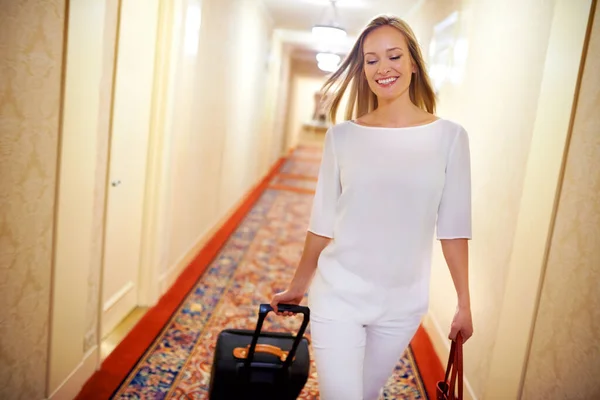 Ela fica nos melhores hotéis. Tiro de uma jovem atraente chegando em sua suíte do hotel. — Fotografia de Stock