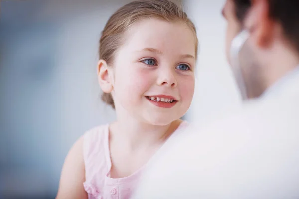 Nebojí se návštěv u doktorů. Detailní záběr malé holčičky na schůzku s lékařem. — Stock fotografie