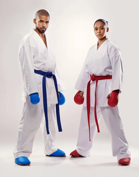 Respekter motstanderen din. To som driver med karate. – stockfoto