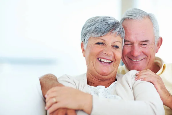 Lächelndes älteres Paar entspannt zu Hause. Porträt eines lächelnden reifen Paares, das Zeit miteinander zu Hause verbringt. — Stockfoto