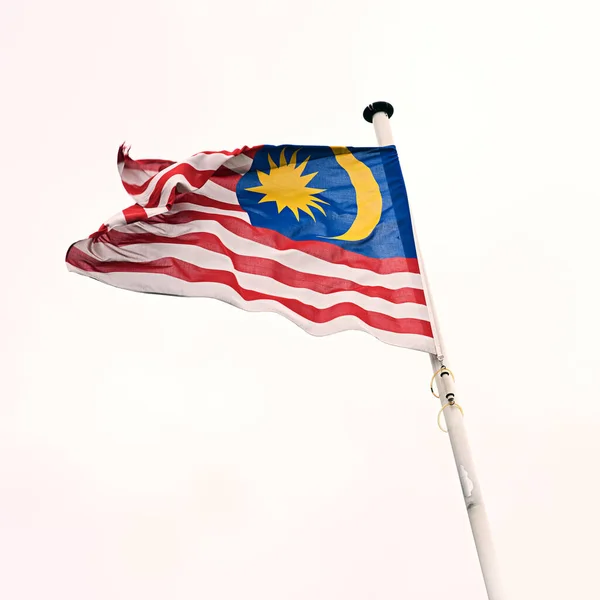 马来西亚的国旗。在风中飘扬的马来西亚国旗. — 图库照片