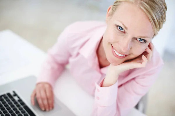 Yeni işini evden yürütmeye hazır. Masasında dizüstü bilgisayarla oturan sarışın bir kadının portresi.. — Stok fotoğraf