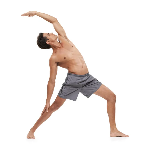 Rester concentré sur le yoga. Un beau jeune homme qui fait du yoga sur fond blanc. — Photo