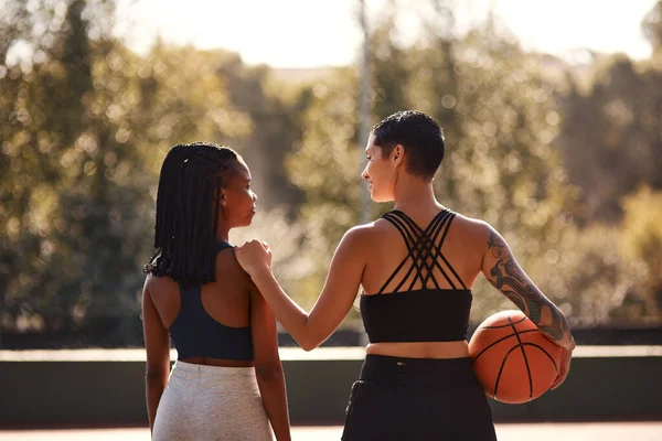 Jag kommer alltid att stödja henne. Beskuren skott av två oigenkännliga idrottskvinnor bindning efter en basketmatch tillsammans under dagen. — Stockfoto