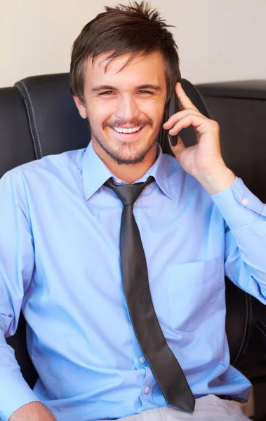 Promluvme si obchodně. Vystřižený záběr atraktivního podnikatele na telefonu. — Stock fotografie