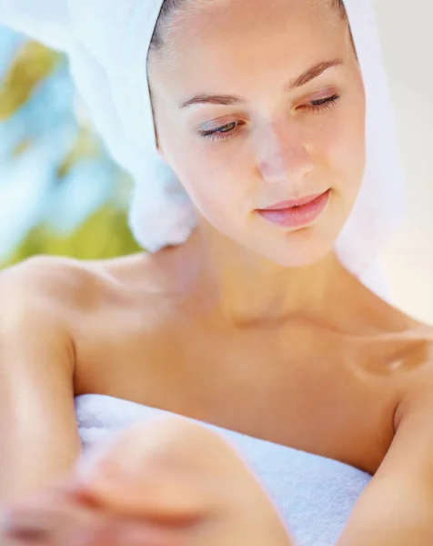 Hübsche Frau in einem Handtuch vor einer Wellness-Behandlung. Niedliche junge Frau in einem Handtuch vor einer Wellness-Behandlung. — Stockfoto