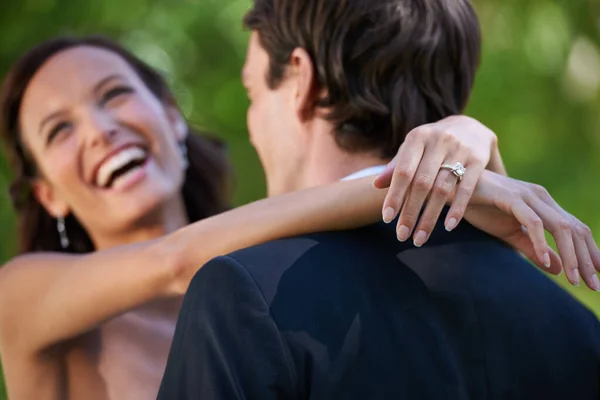 Hanya menikah sukacita. Seorang pengantin tertawa saat suami barunya memeluknya. — Stok Foto
