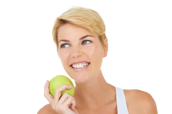 Hon måste hålla sig till sin matplan. Beskuren bild av en ung kvinna som håller i ett äpple. — Stockfoto
