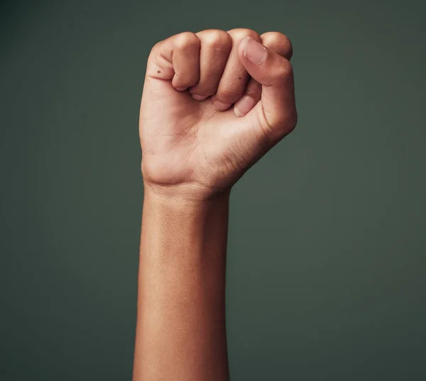 Lo quiero y lo quiero ahora. Estudio de una mujer irreconocible levantando la mano con fuerza sobre un fondo verde. — Foto de Stock