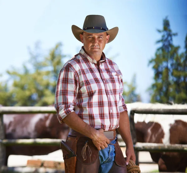 Han är odjurets kämpe. En mogen cowboy utomhus på sin gård. — Stockfoto