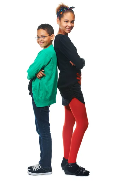 Die Jugend in Isolation. Eine Studioaufnahme von zwei entzückenden Kindern, die Rücken an Rücken stehen. — Stockfoto
