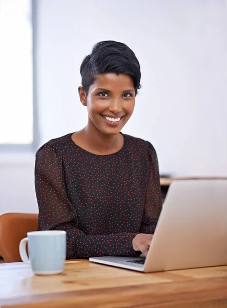 Aku baru saja mendapatkan senyuman pagiku. Sebuah potret seorang wanita muda yang cantik duduk di meja dan bekerja pada laptop. — Stok Foto