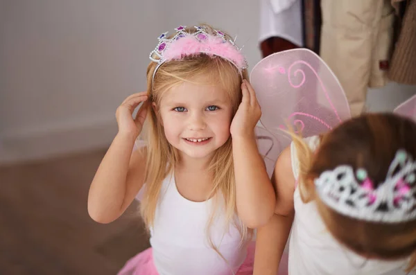 Bavím se v zemi představ. Oříznuté záběr malých dívek na sobě víla princezna kostýmy. — Stock fotografie