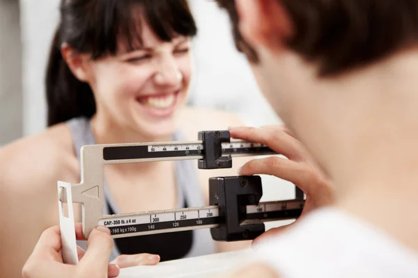 最後のテストだ。彼女のトレーナーとして興奮している女性のクロップショット彼女の体重を測定. — ストック写真