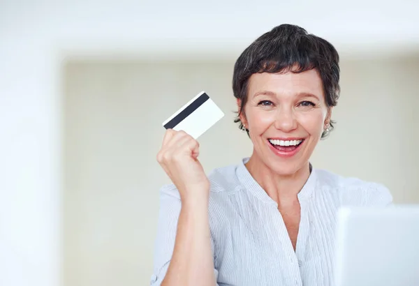 İnternet alışverişin kutlu olsun. Bilgisayarı ve kredi kartını kullanarak online alışveriş yapan olgun bir kadın.. — Stok fotoğraf