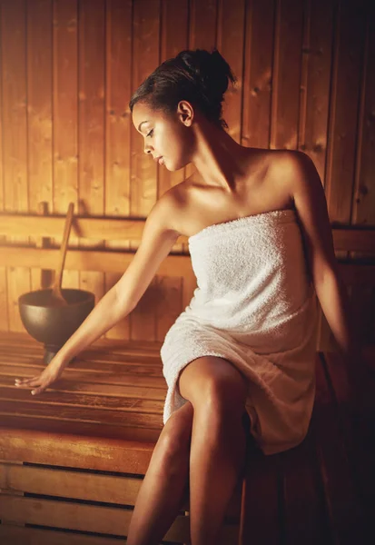 Erfrischt und entspannt. Schnappschuss einer jungen Frau beim Entspannen in der Sauna eines Wellnessbereichs. — Stockfoto