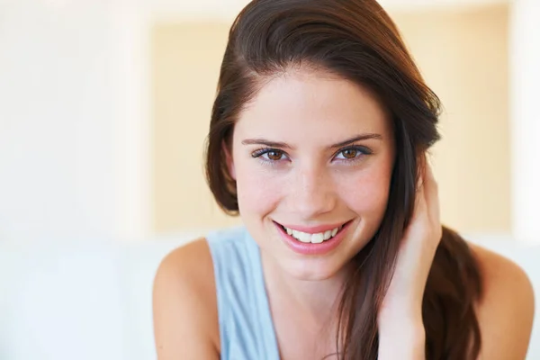 She has a sweet quality about her. A naturally beautiful young woman smiling at you. — Stock Photo, Image