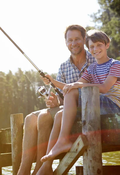 Leren van de professional. Gehakt schot van een vader en zoon vissen. — Stockfoto