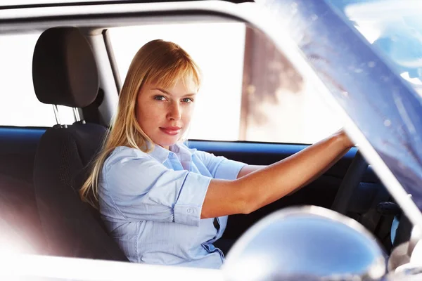 Ładna młoda kobieta na siedzeniu kierowcy samochodu. Piękna blondynka siedzi w fotelu kierowcy samochodu. — Zdjęcie stockowe