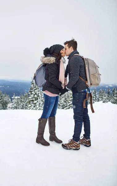 Unsere Liebe ist ein großes Abenteuer. Aufnahme eines Paares, das sich küsst, während es den Tag im Schnee verbringt. — Stockfoto