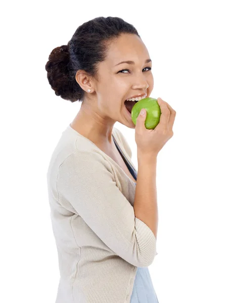クリスピーでフレッシュだ。若い女性が笑顔で新鮮なリンゴを食べながら-白で隔離された. — ストック写真