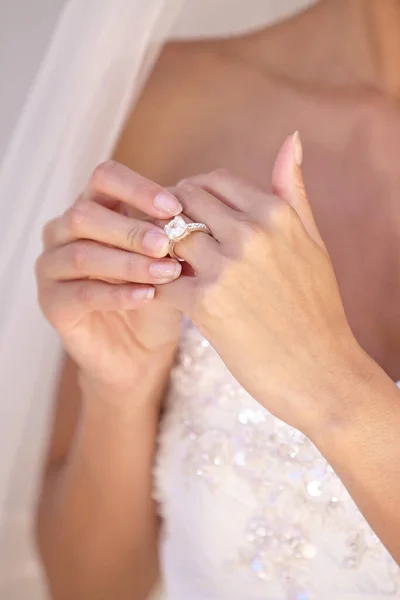 Es perfecto. Hermosa novia en su vestido de novia tocando su anillo de boda. — Foto de Stock