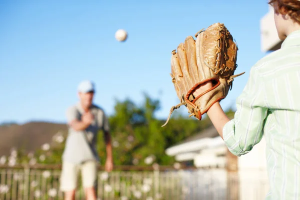 Začíná se potýkat se svou rukavicí. Vystřižený záběr otce a syna házet baseball venku na dvoře. — Stock fotografie