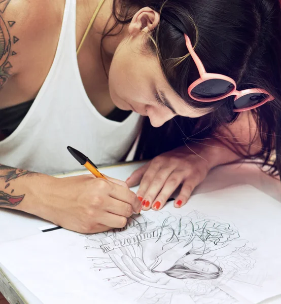Tatueringskonstnär på jobbet - ett mästerverk föds. Skjuten av en ung tatuerare som tecknar en teckning. — Stockfoto