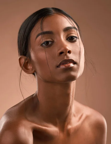 A tüdőm tele volt a félelmeinkkel. Egy gyönyörű fiatal nő portréja barna háttér előtt.. — Stock Fotó