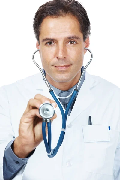 의사가 건강 검진을 위해 청진기를 들고 있습니다. 건강 검진을 위해 청진기를 들고 있는 장성 한 남자 의사의 모습. — 스톡 사진