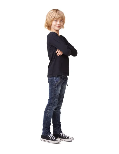 Ela é fixe e confiante. Retrato de uma menina bonita de pé com os braços cruzados e sorrindo contra um fundo branco. — Fotografia de Stock